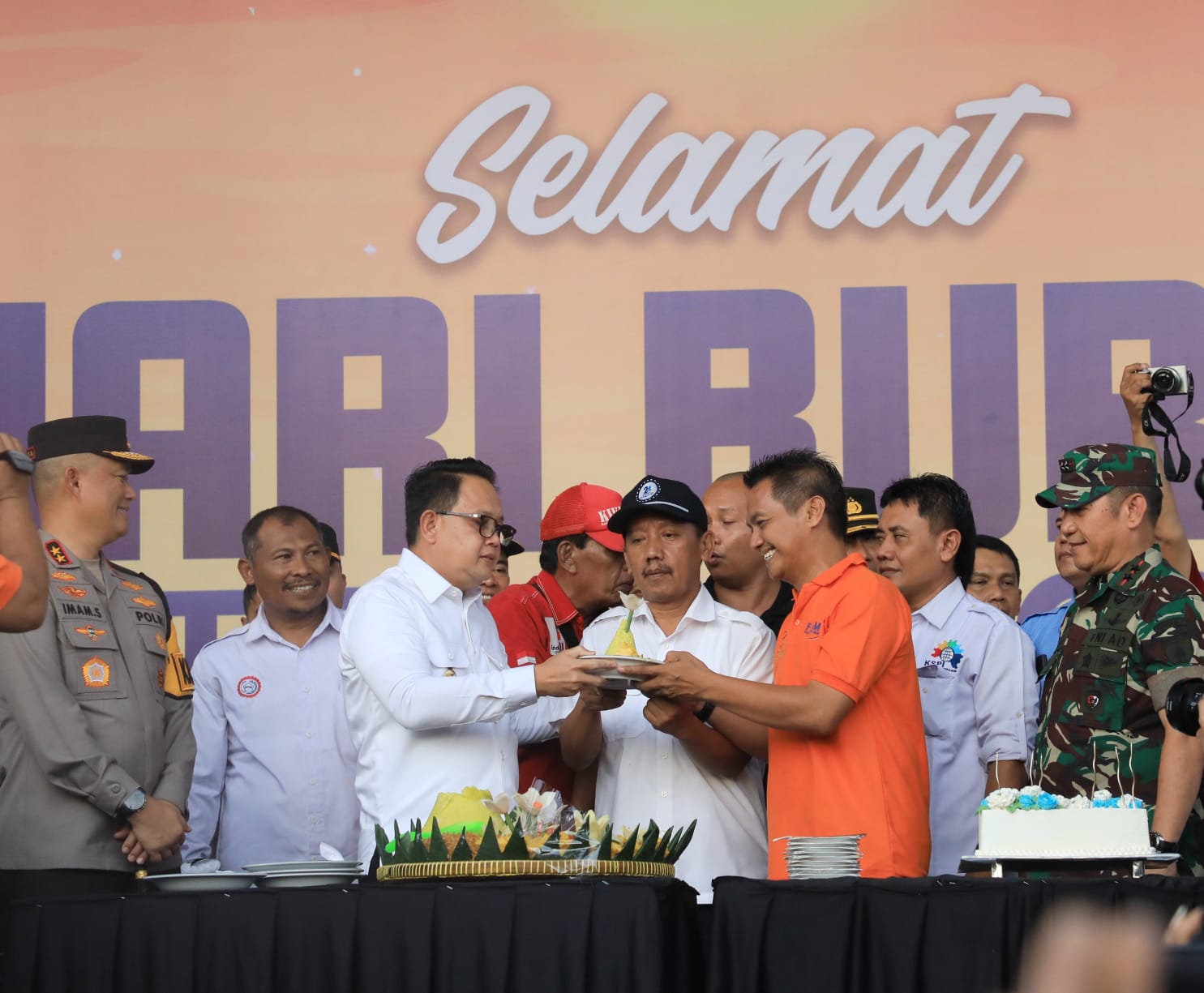 Peringati May Day, Pj Gubernur Jatim Potong Tumpeng Bersama Ribuan Buruh 