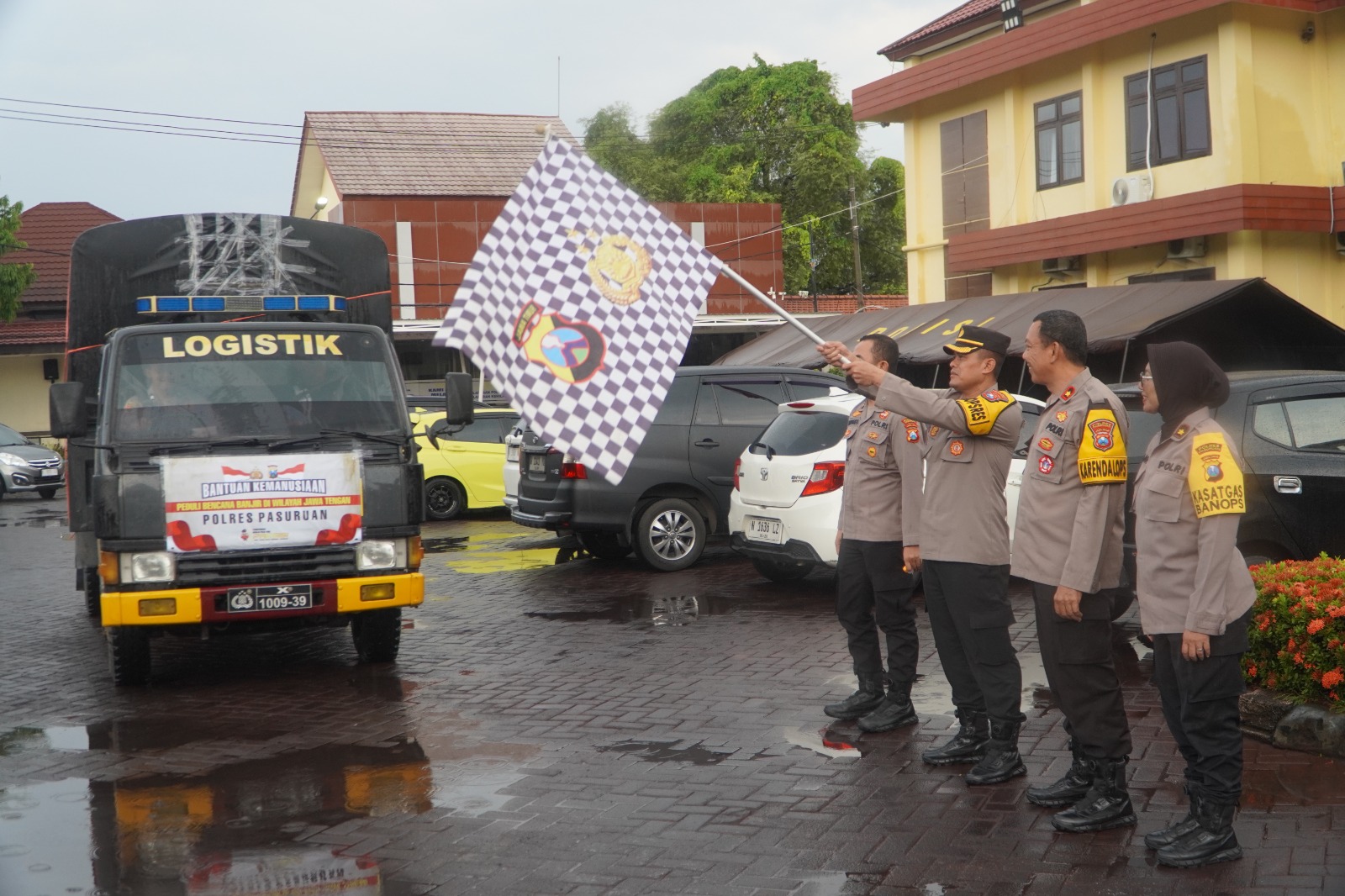 Polres Pasuruan Salurkan Sembako ke Korban Banjir Jateng