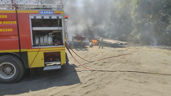 Bakar Sampah Picu Api Merembet ke Gudang Mayjend Sungkono Gresik, Roll Trailer Terbakar