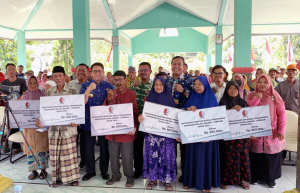 Pj Bupati Bojonegoro Salurkan Bansos Penanganan Kemiskinan, Bantu Warga Jelang Ramadan