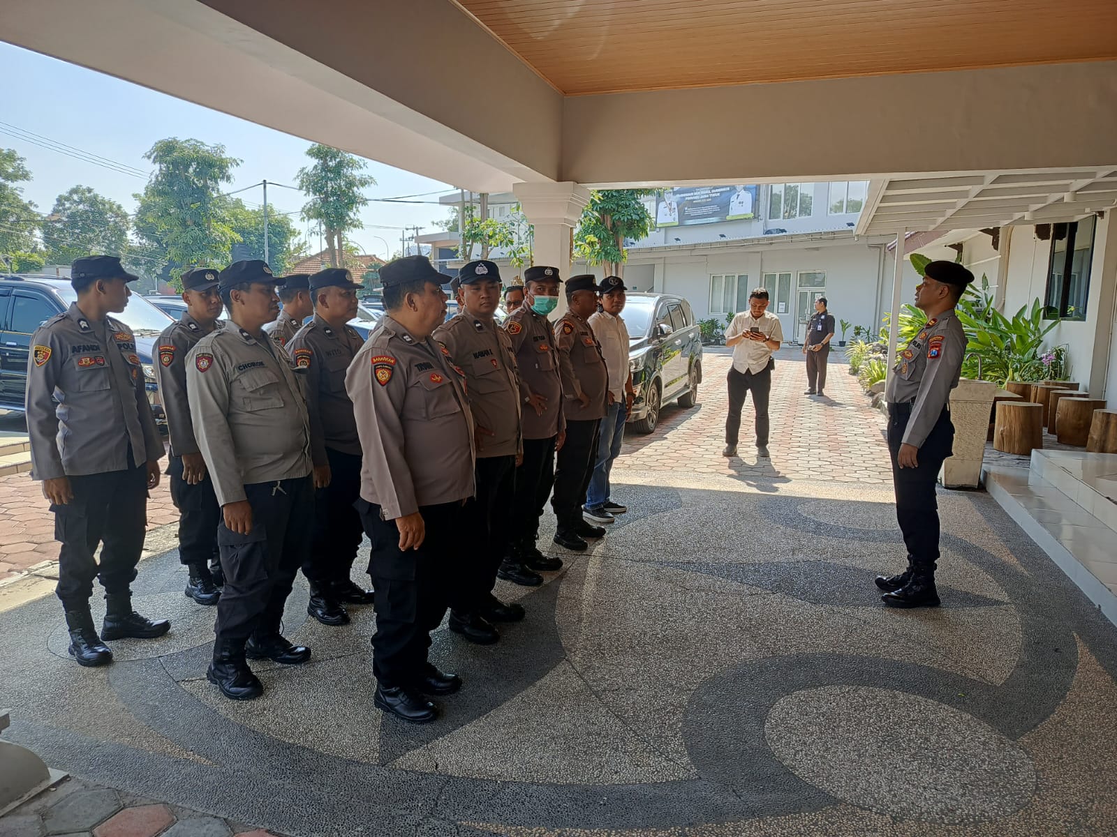 Polsek Gayungan Amankan Aksi Unjuk Rasa Gerakan Rakyat Jatim di Kantor Dinas Lingkungan Hidup Provinsi Jatim