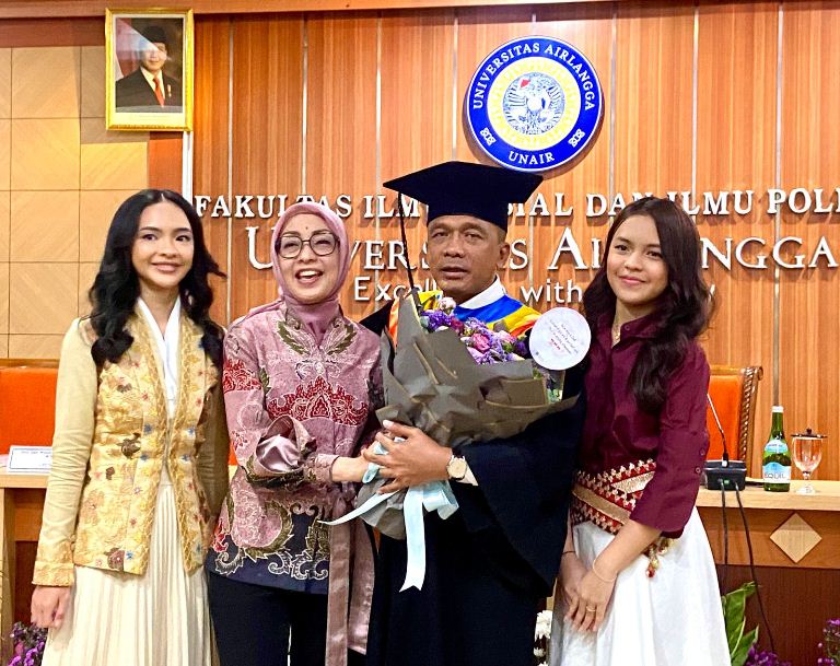 Kapolda Jabar Irjenpol Rudi Setiawan Raih Doktor dengan IPK Nyaris Sempurna, Sosok Istri Penyemangat Utama