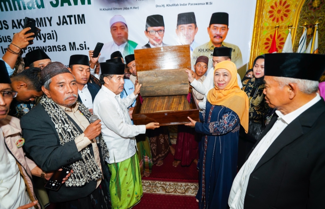 Hadiri Deklarasi Dukungan Akromy Jatim, Khofifah Terima Naskah Alquran Kuno Berusia 700 Tahun