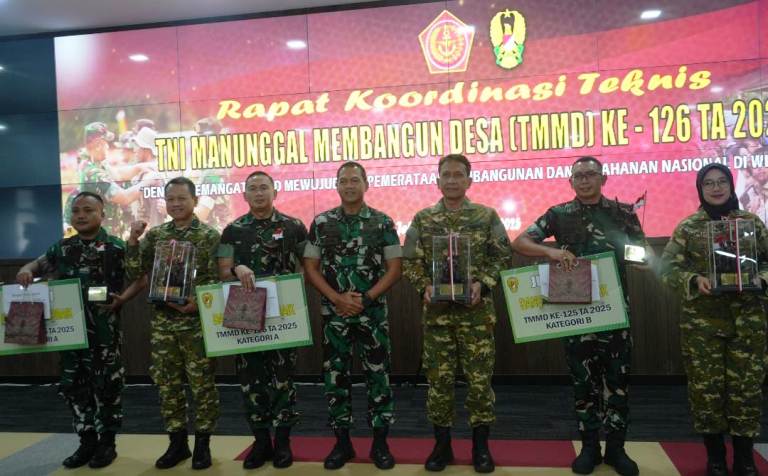 Pemkab Bojonegoro dan Kodim/0813 Raih Penghargaan Rakornis TMMD 20250