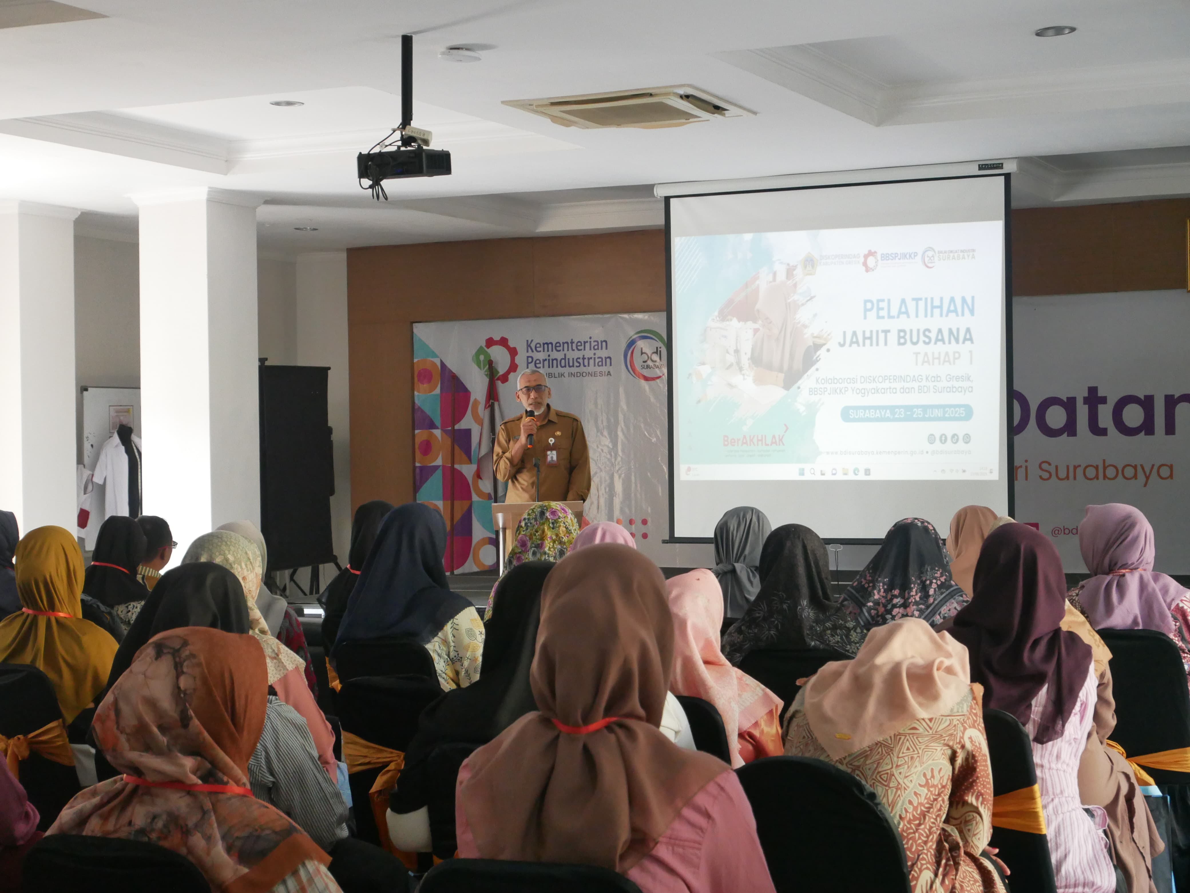 BDI Surabaya Cetak SDM Terampil Melalui Pelatihan Jahit Busana