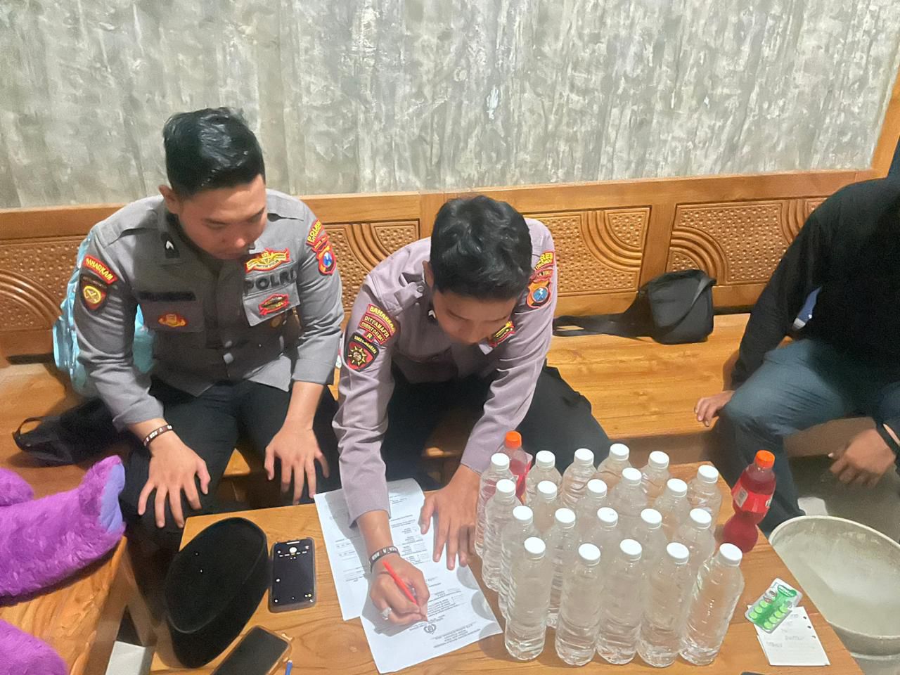 Samapta Polres Situbondo Sita Puluhan Botol Miras Saat Patroli Operasi Pekat di Banyuputih