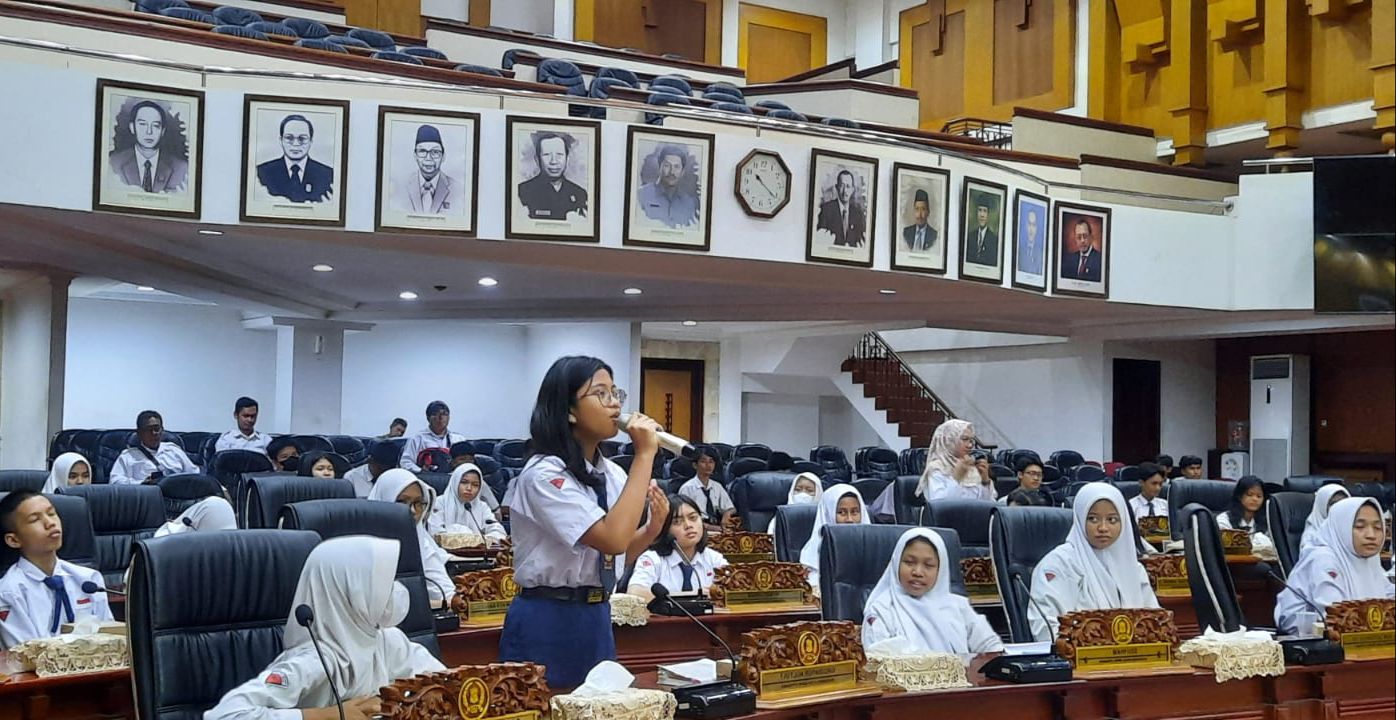 Terima Rombongan Pelajar SMP, Pimpinan Dewan Surabaya Ajak Simulasi Rapat Paripurna