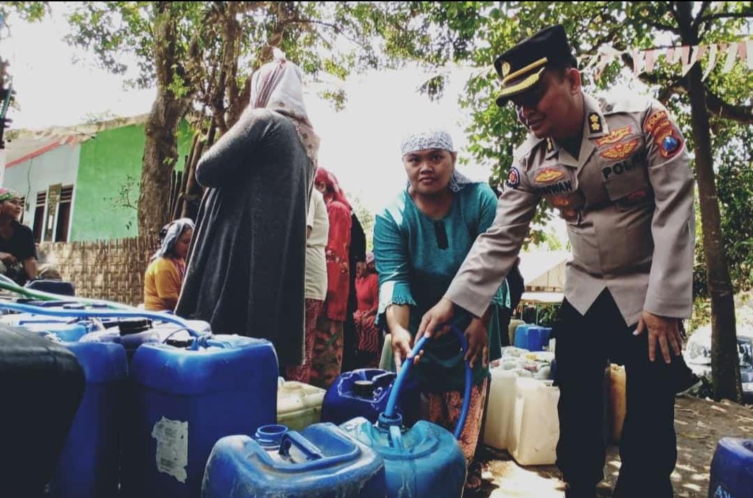 Jelang HUT Humas Polri, Polisi Bagikan Air Bersih untuk Warga Jatim