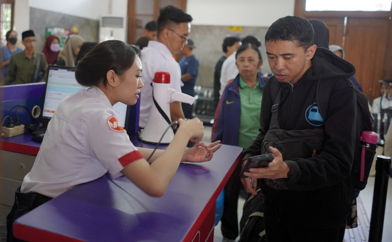 KAI Tegaskan Komitmen Tiket Commuter Line Lokal Wajib Sesuai Identitas Penumpang
