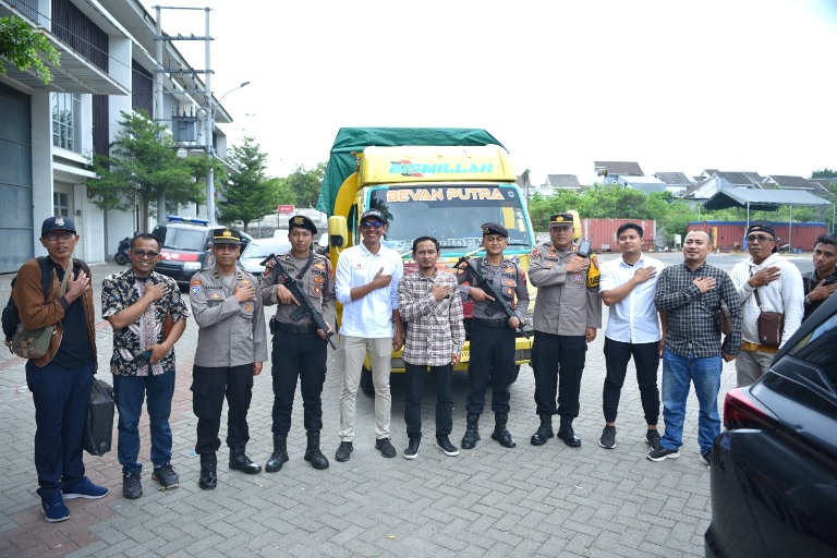 Polres Gresik Kawal Pengiriman Logistik Pilkada 2024 ke Pulau Bawean