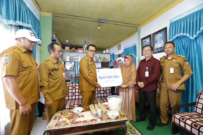 Wali Kota Batu Serahkan Santunan Kematian dan Beasiswa kepada Tiga Keluarga Peserta BPJS Ketenagakerjaan