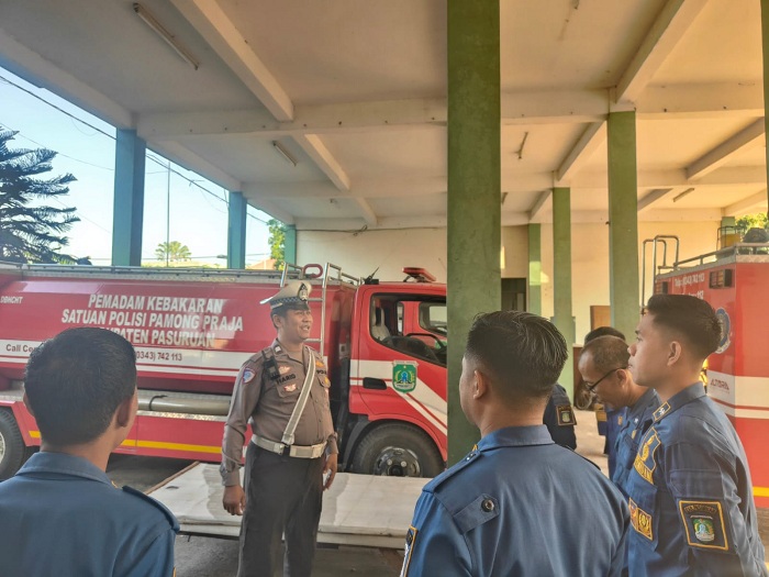 Kamsel Satlantas Polres Pasuruan Latih Petugas Damkar