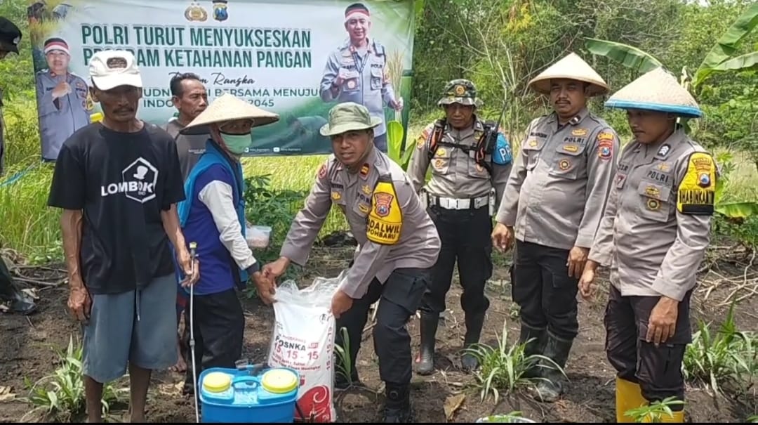 Polsek Kepohbaru Bagikan Benih Jagung Guna Dukung Program Ketahanan Pangan