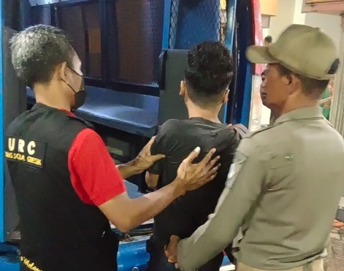 Menginap di Masjid dan Tak Pernah Mandi, ODGJ Diamankan Dinsos Gresik 