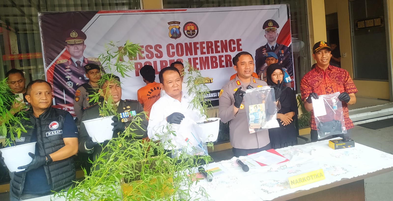 Satreskoba Polres Jember Ungkap Jaringan Sabu dan Ladang Ganja 