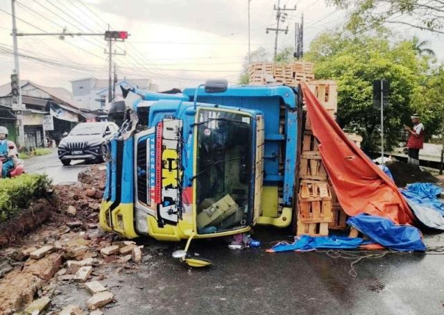 Sopir Micro Sleep, Truk Muatan Kayu Terguling di Burneh Bangkalan