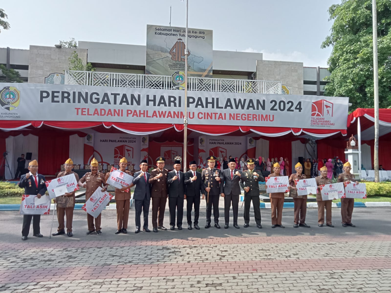 Puluhan Veteran Kemerdekaan Terima Tali Asih dari Pemkab Tulungagung di Hari Pahlawan 2024