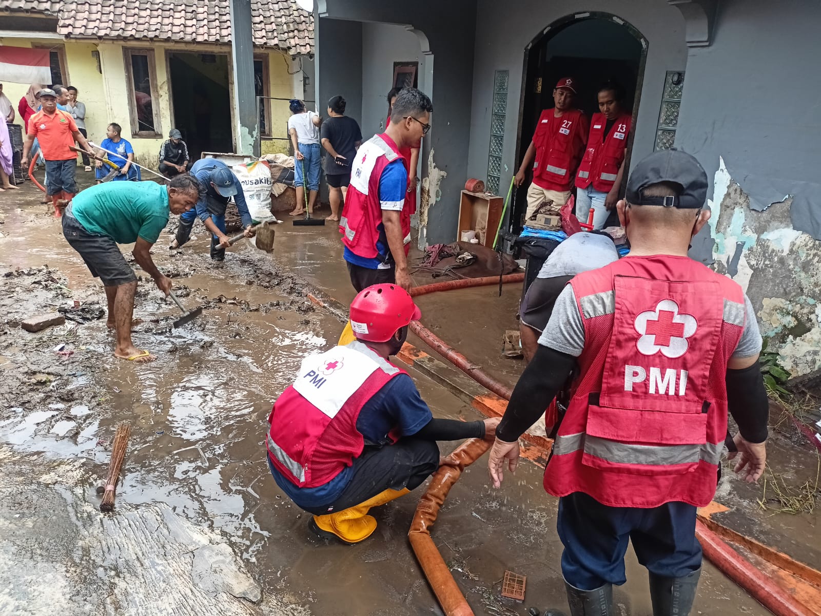 PMI Jember Gerak Cepat: Normalisasi Sumur Warga Pascabanjir, Cegah Penyakit Berbasis Air