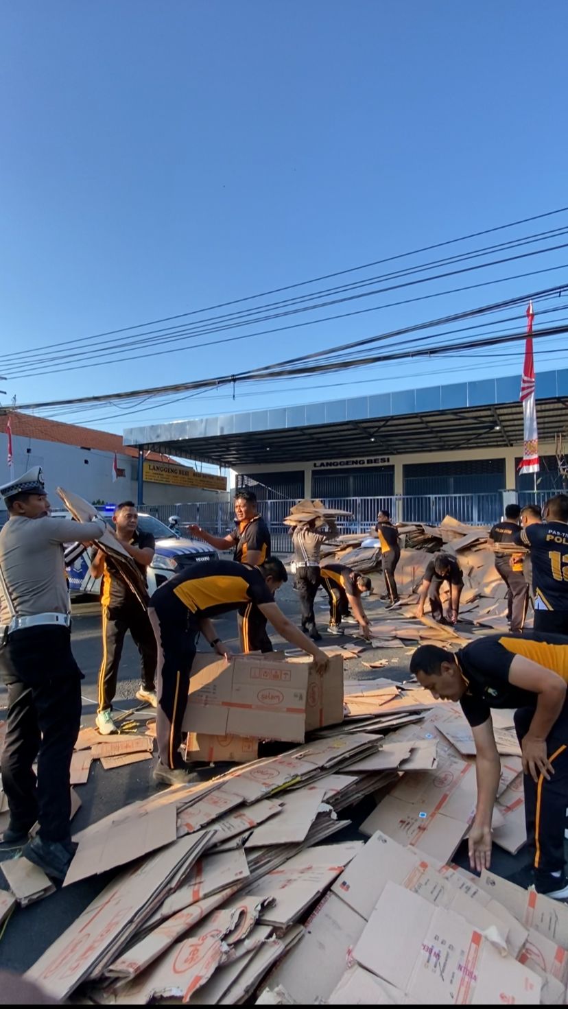 Satlantas Polres Pasuruan Gerak Cepat Evakuasi Kecelakaan Pikap di Bangil