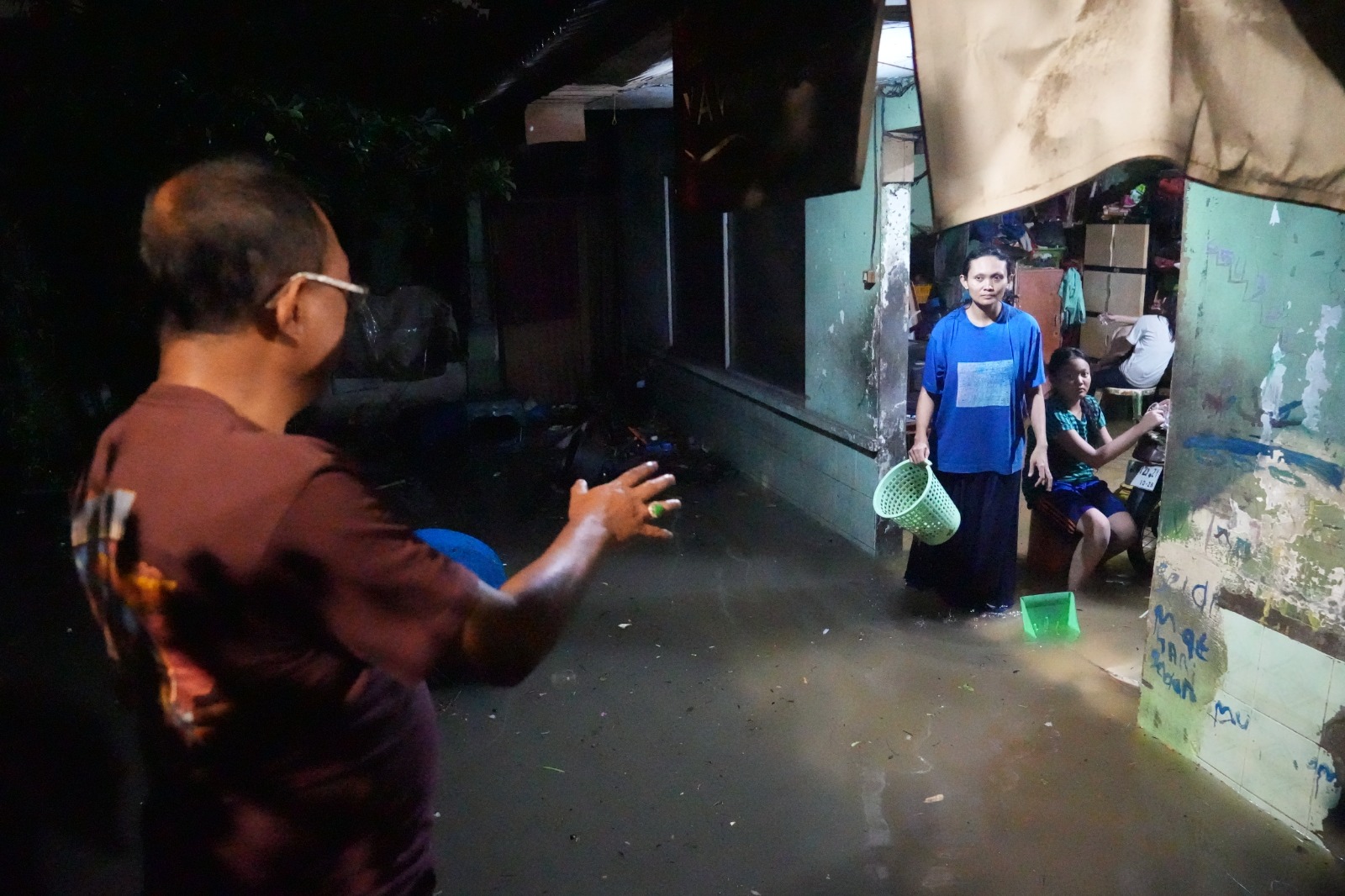 Banjir di Surabaya, Armuji Tinjau Langsung Lokasi Genangan di Simo Katrungan