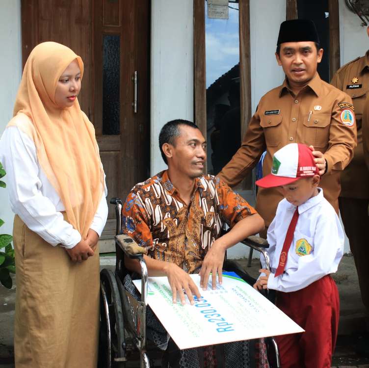 Wali Kota Pasuruan Serahkan Santunan untuk Pegawai PUPR yang Alami Kecelakaan Kerja