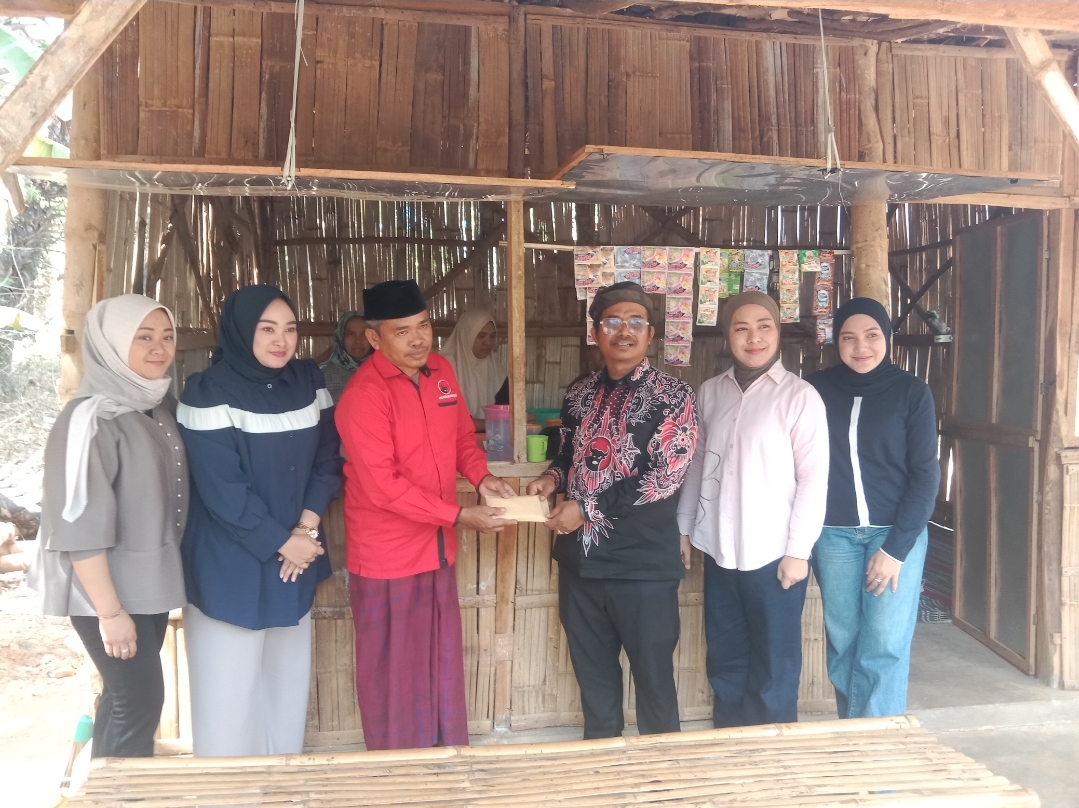 Said Abdullah Bantu Modal Usaha Pedagang Warung Sederhana di Sumenep