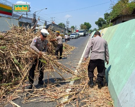 Truk Tebu Overload Nyaris Terguling di Babat Lamongan, Sopir Dipaksa Bongkar Muatan