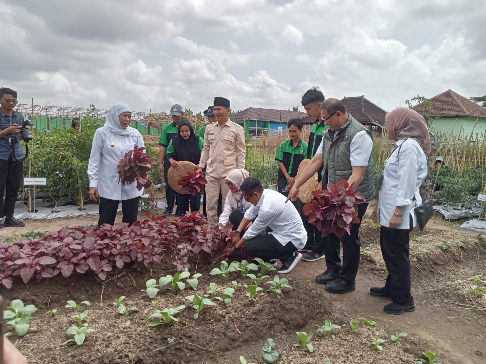Gubernur Khofifah Kepincut Keripik Kulit Patin SMKN 1 Tulungagung, Plt Bupati Apresiasi Perhatian Pemprov