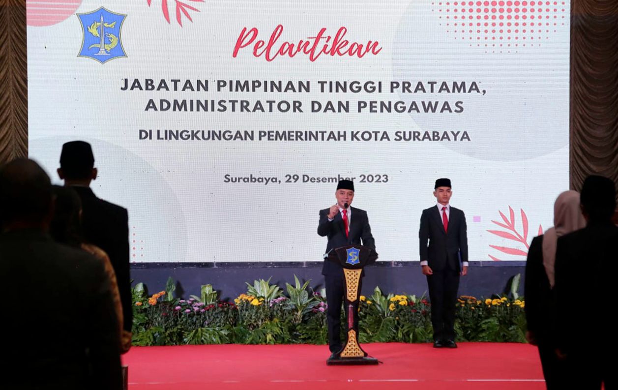 Tutup Tahun, Wali Kota Surabaya Lantik 231 Pejabat, 9 Kepala Dinas Dirotasi