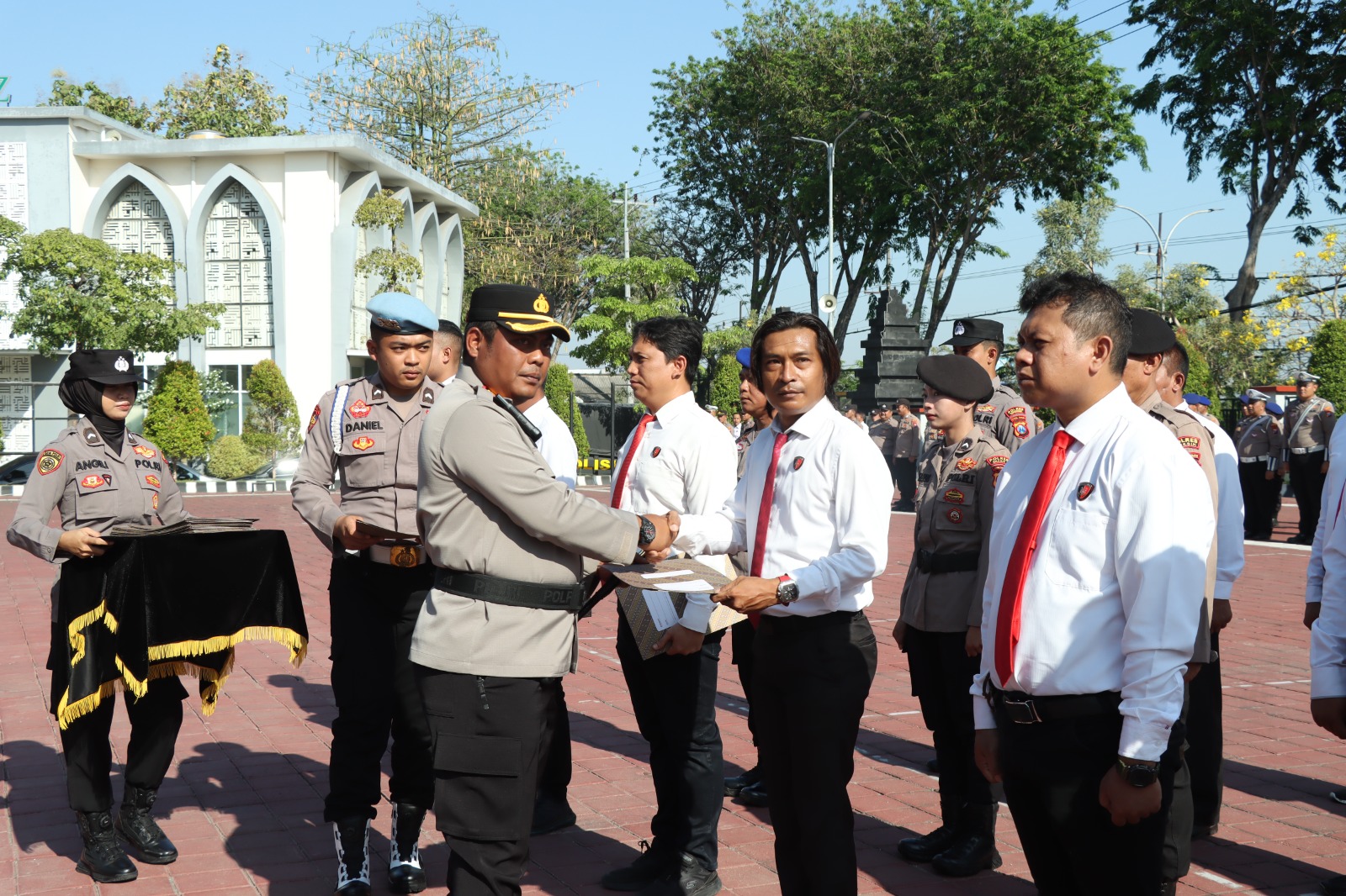 Kapolres Gresik Beri Reward Anggota Berprestasi