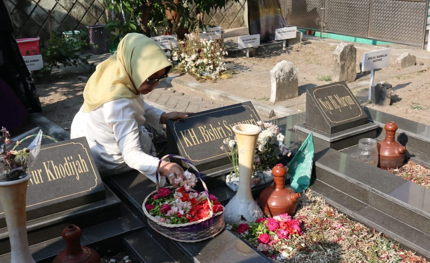 Masa Tenang, Mundjidah Ziarah ke Makam Pendiri NU