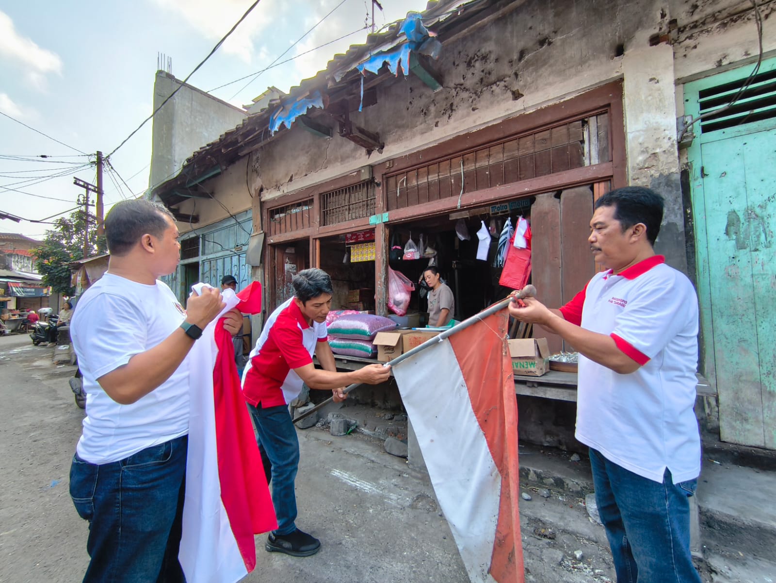 Bakesbangpol dan PWI Tulungagung Bagi-Bagi Bendera, Bikin Semangat Merah Putih Makin Berkibar