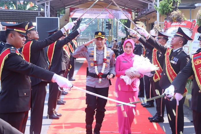 Sertijab Kapolres Pasuruan, AKBP Irawan Setyono Disambut Farewell Parade