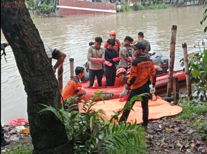 Wanita yang Lompat ke Sungai Kalimas Ditemukan Meninggal Dunia