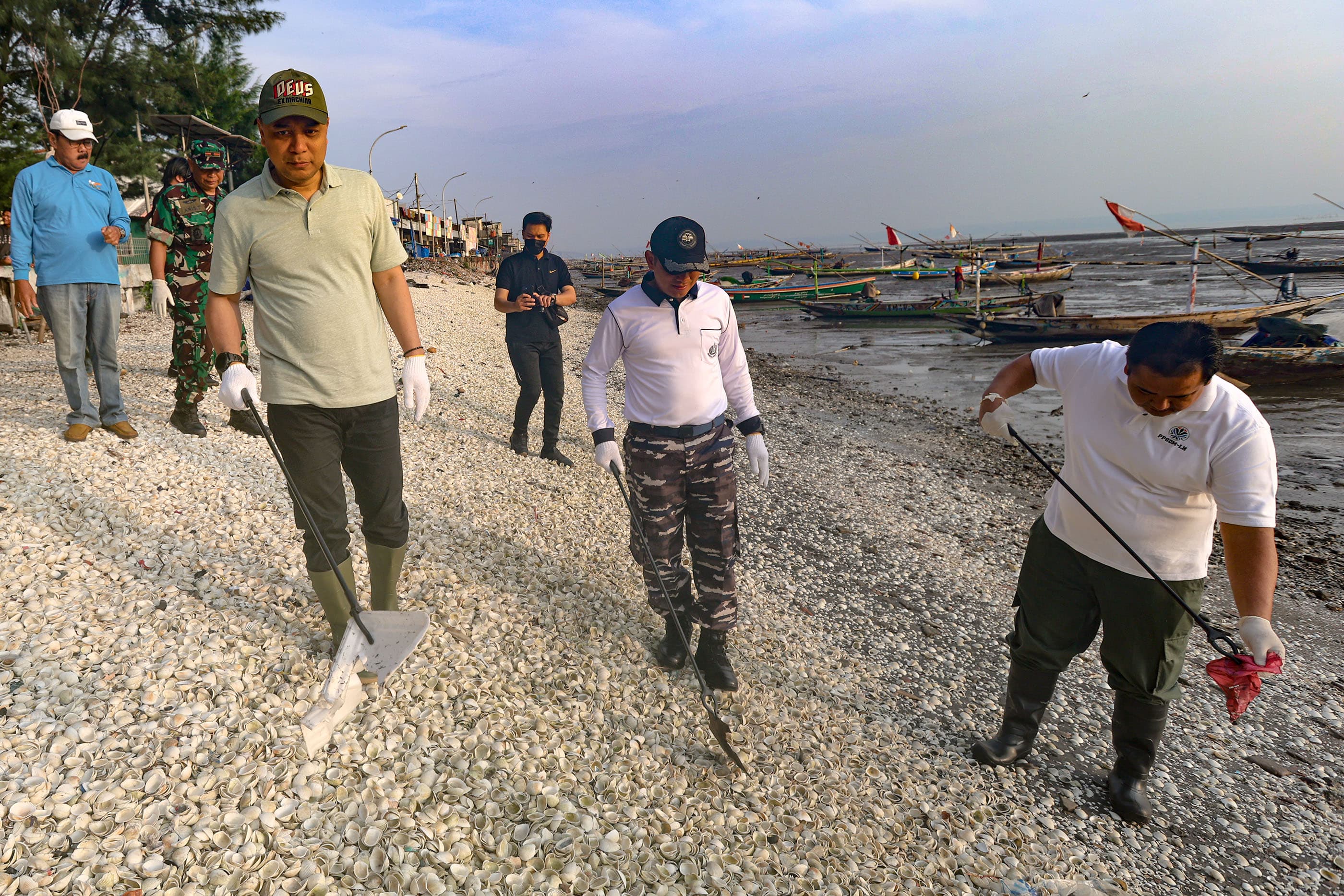 Puluhan Ribu Warga Surabaya Kerja Bakti Massal di Pantai Kenjeran