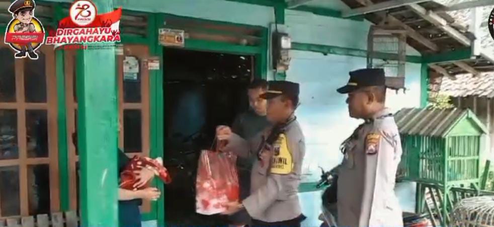 Polsek Gondang Berikan Tali Asih ke Warga Melahirkan 