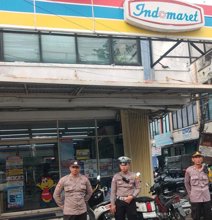 Patroli Rutin Polsek Sukomanunggal Tingkatkan Keamanan di Indomaret Kupang Jaya