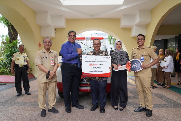 Tingkatkan Pelayanan Kesehatan, Bank Jatim Serahkan CSR Ambulans kepada RSUD Haji Provinsi Jatim