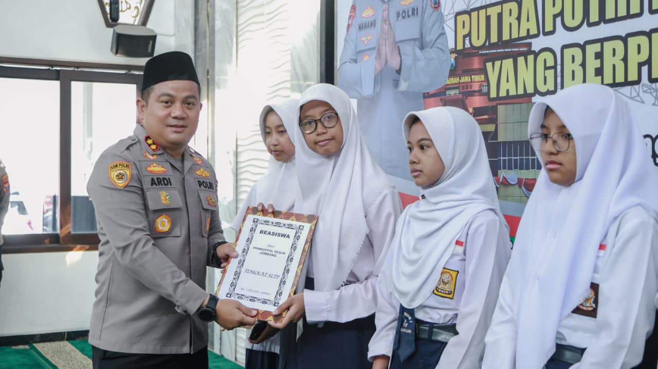 Kapolres Jombang Serahkan Beasiswa Kepada Putra-Putri PNPP Berprestasi