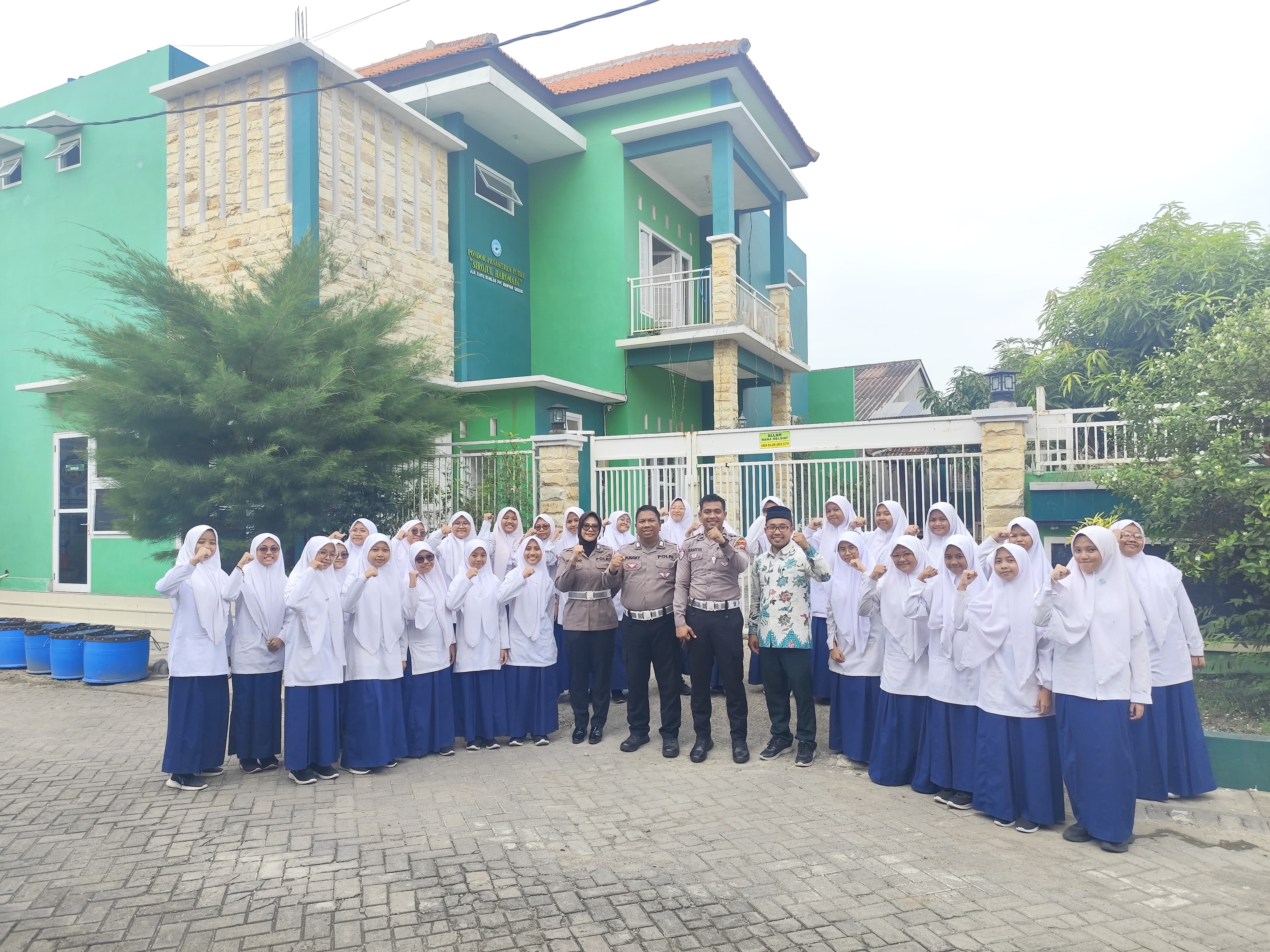Polres Gresik Edukasi Santri Lewat Road Safety dan Coaching Clinic di Ponpes Sirojul Haromain