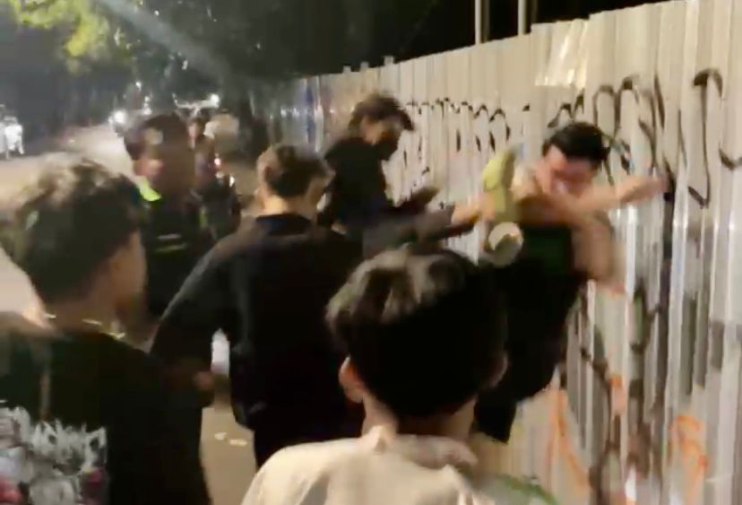 Polisi Buru Oknum Suporter Pelaku Pengeroyokan di Basuki Rahmat