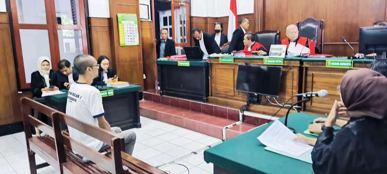 Bermodus Pembuatan Iklan, Pria di Surabaya Jual Video Model Mandi dan Ganti Baju