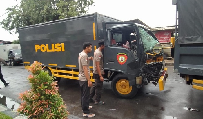 Kesaksian Warga saat Truk Sabhara Polda Jatim Terlibat Kecelakaan di Gunungsari