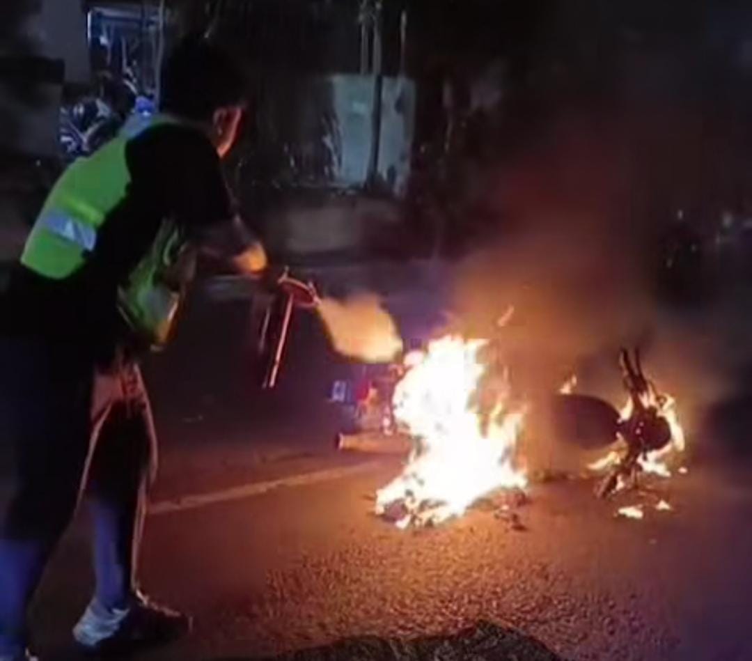 Diduga Korsleting Akibat Modifikasi, Motor Warga Krian Ludes Terbakar