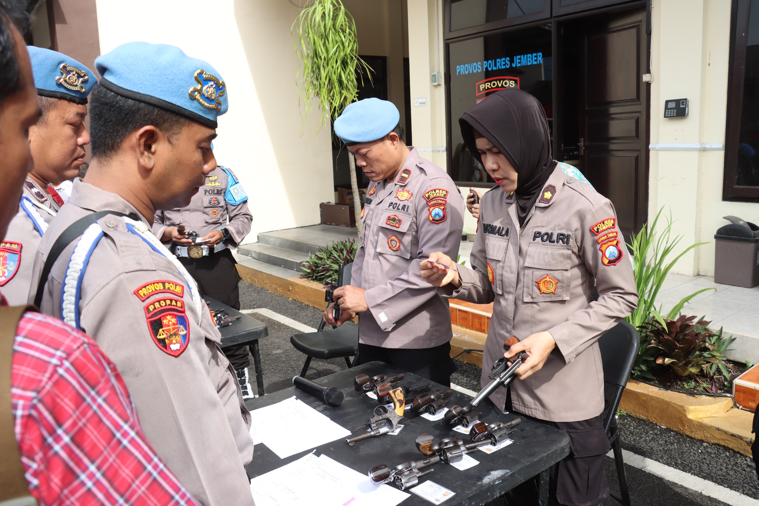 Polres Jember Tingkatkan Disiplin Anggota, Cek Senjata Api Rutin