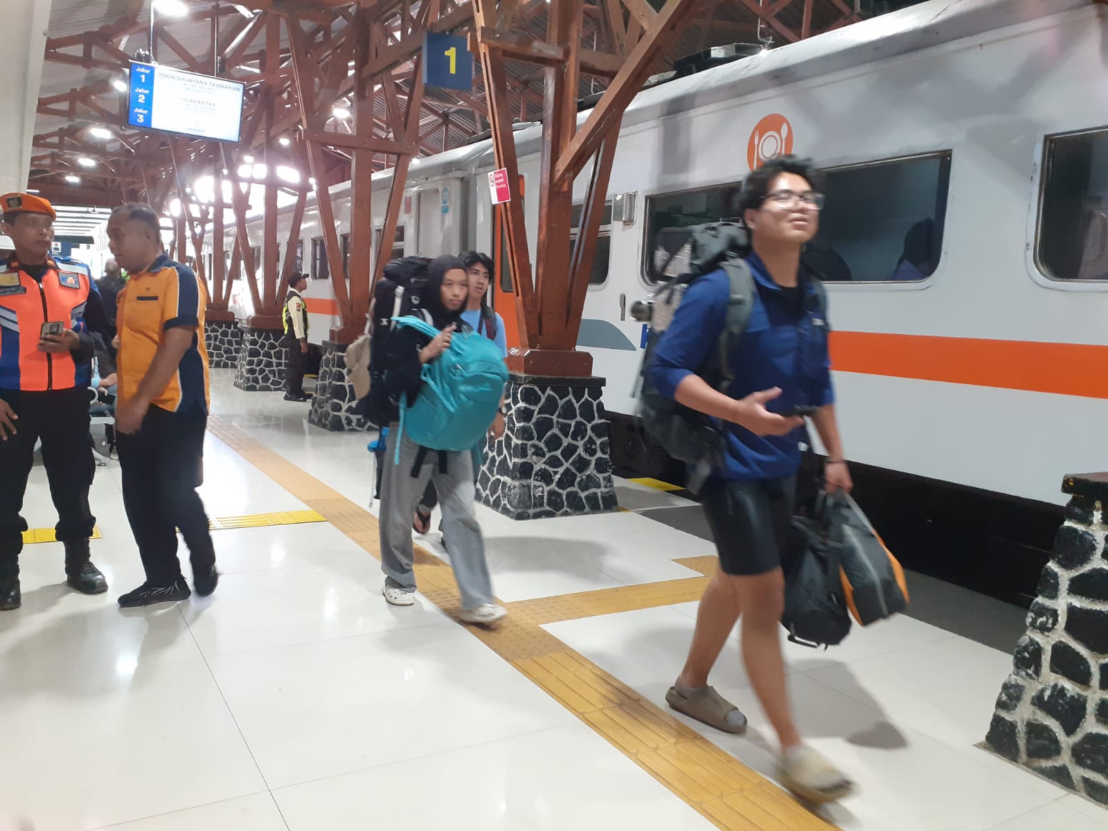Libur Panjang HUT RI, Ribuan Penumpang Padati Stasiun Blitar 
