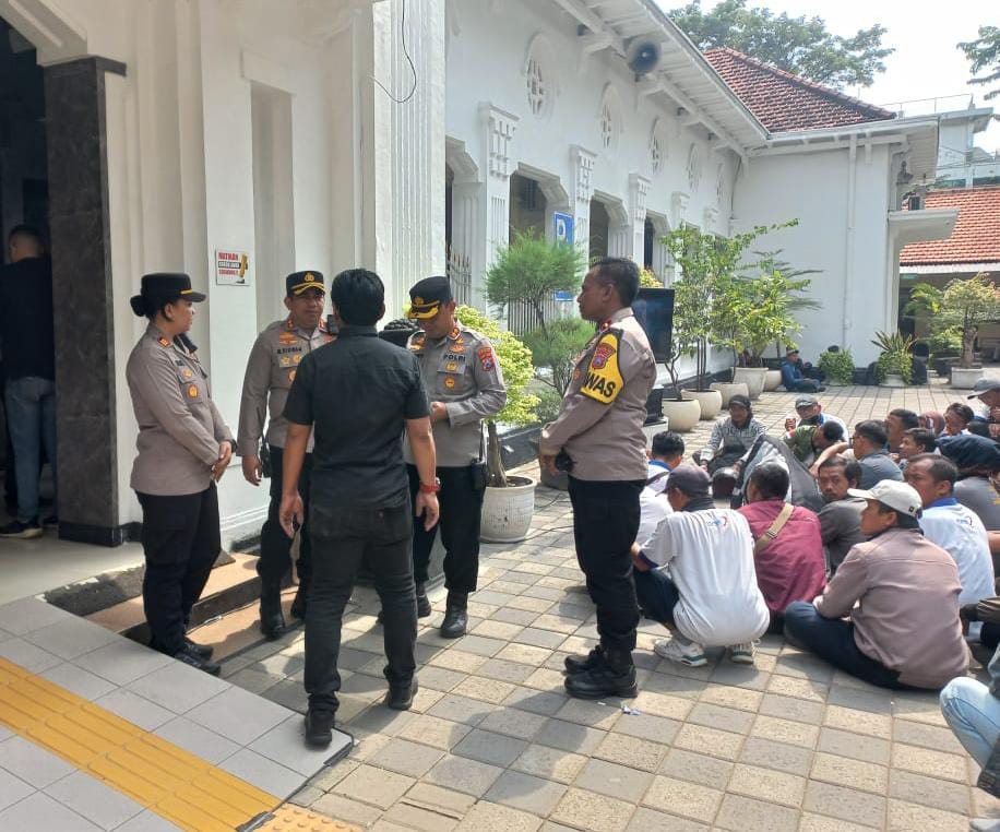 Polsek Sawahan Kerahkan Puluhan Personel Amankan Sidang Kepailitan PT. Pakerin di PN Surabaya