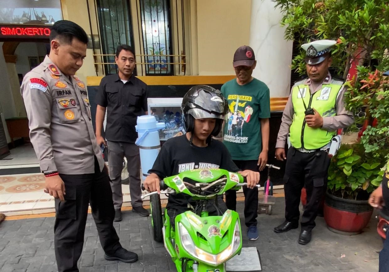 Polsek Simokerto dan Bonek Bantu Remaja Disabilitas Motor Roda Tiga dan Modal Usaha 