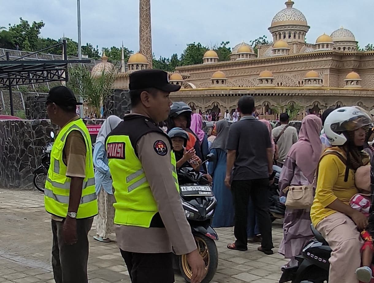 Hadir di Tengah Masyarakat, Polsek Margomulyo Beri Pelayanan Pengunjung Masjid Religi