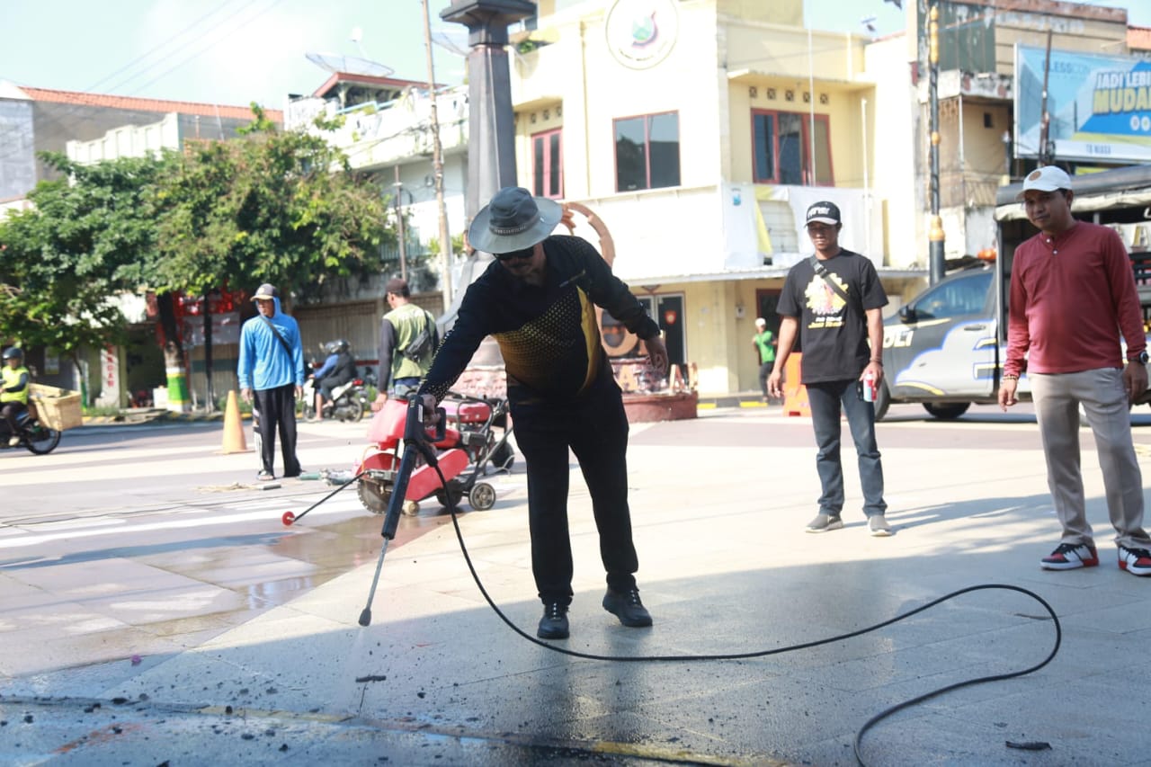 Hari Pertama Kerja Usai Retret, Wali Kota dan Wakil Wali Kota Madiun Benahi Keramik 0 Km